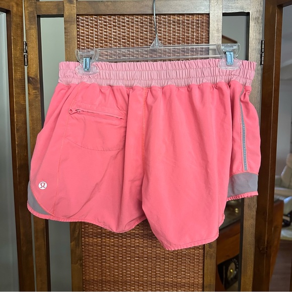 Lululemon Hotty Hot Short in flash light size 8 - Picture 2 of 4